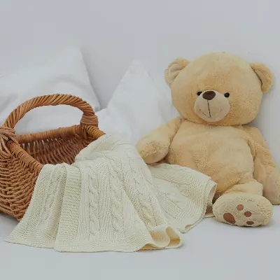 Babyfilt kabelstickad