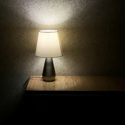 Bordslampa Liten, vit skärm