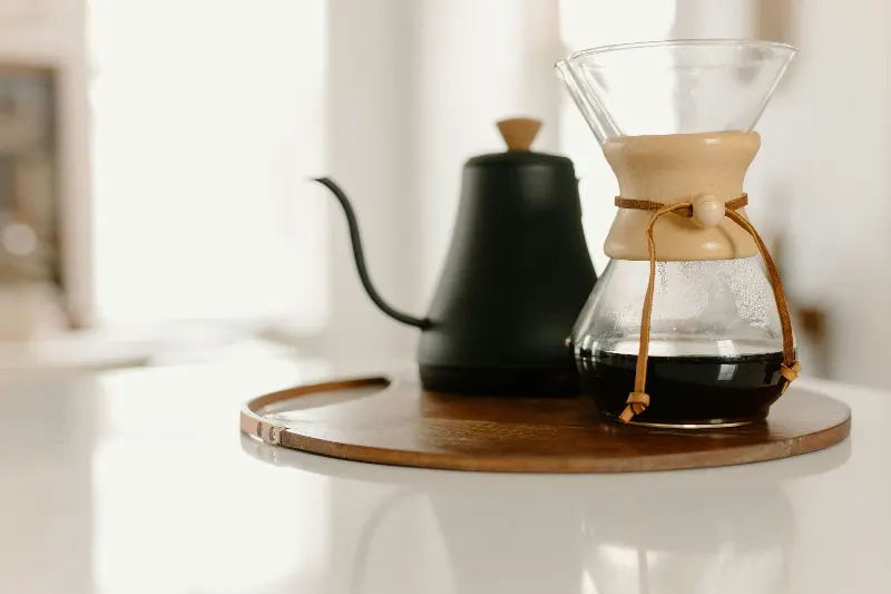 Kaffekanna med svanhals och karaff på en bricka