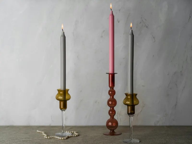 Ljusstakar i glas med höga kronljus