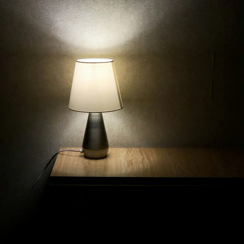 Bordslampa Liten, vit skärm