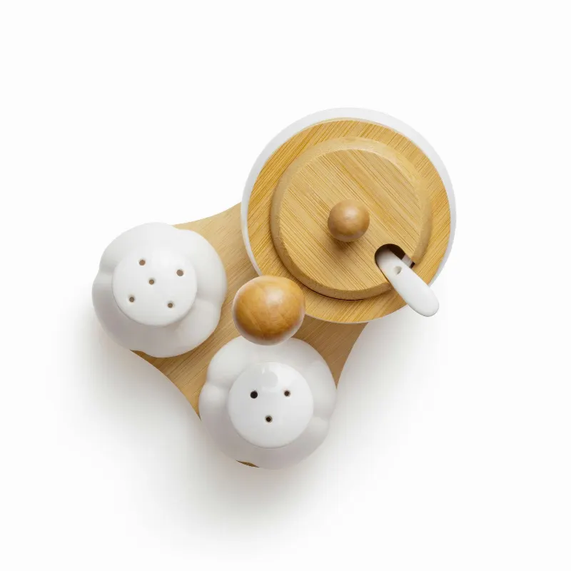 Salt- och pepparset på bambubricka